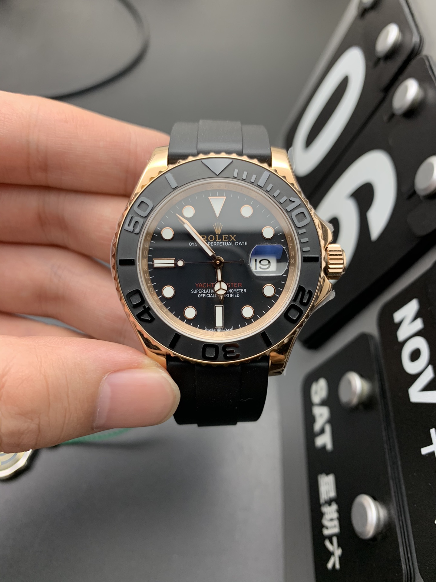 劳力士游艇名仕玫瑰金黑盘橡胶带复刻腕表