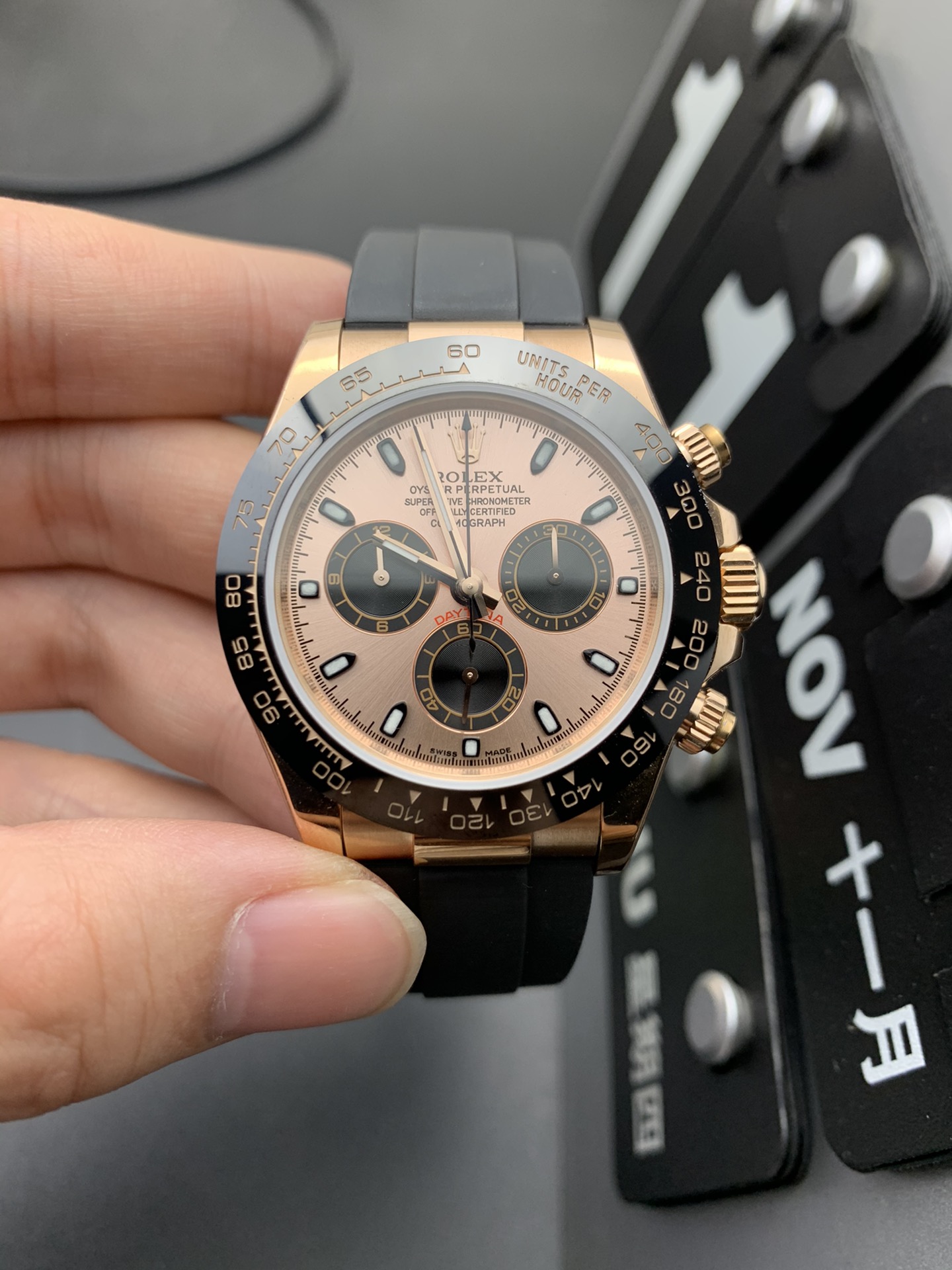 劳力士宇宙计型迪通拿玫瑰金粉盘黑胶带计时腕表