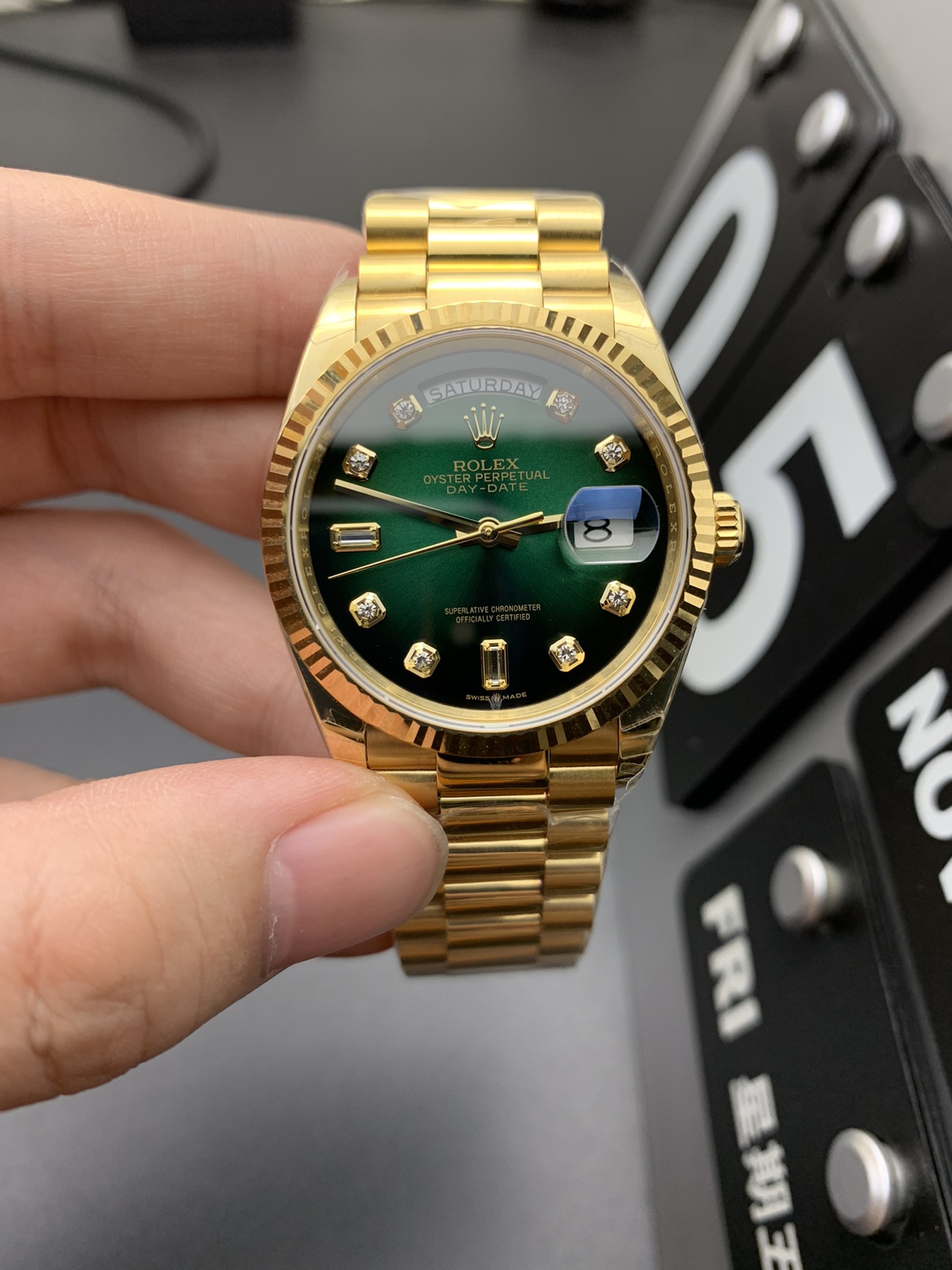 劳力士星期日历型渐变绿盘镶钻18K黄金腕表
