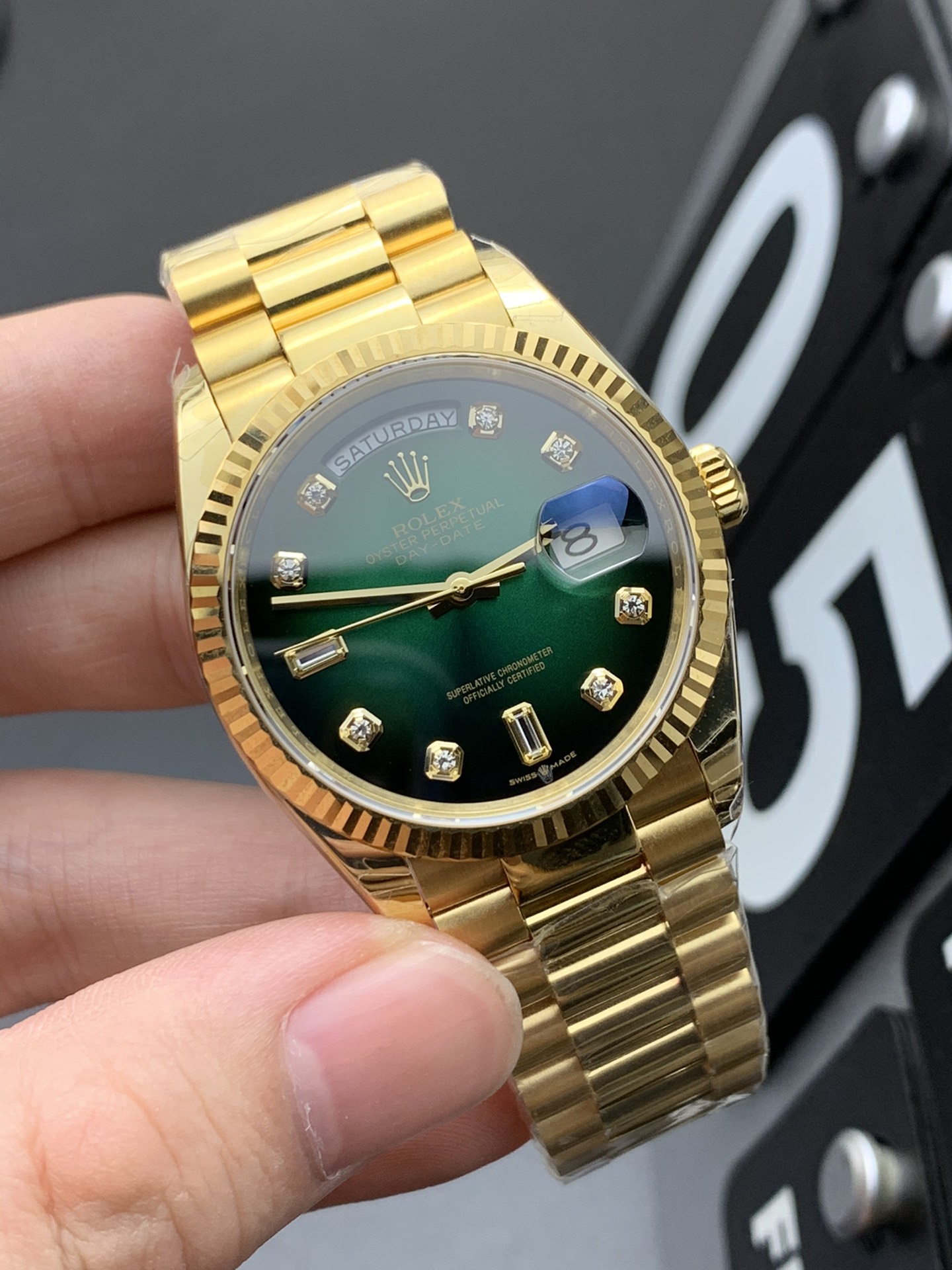 劳力士星期日历型渐变绿盘镶钻18K黄金腕表 劳力士星期日历型渐变绿盘镶钻18K黄金腕表
