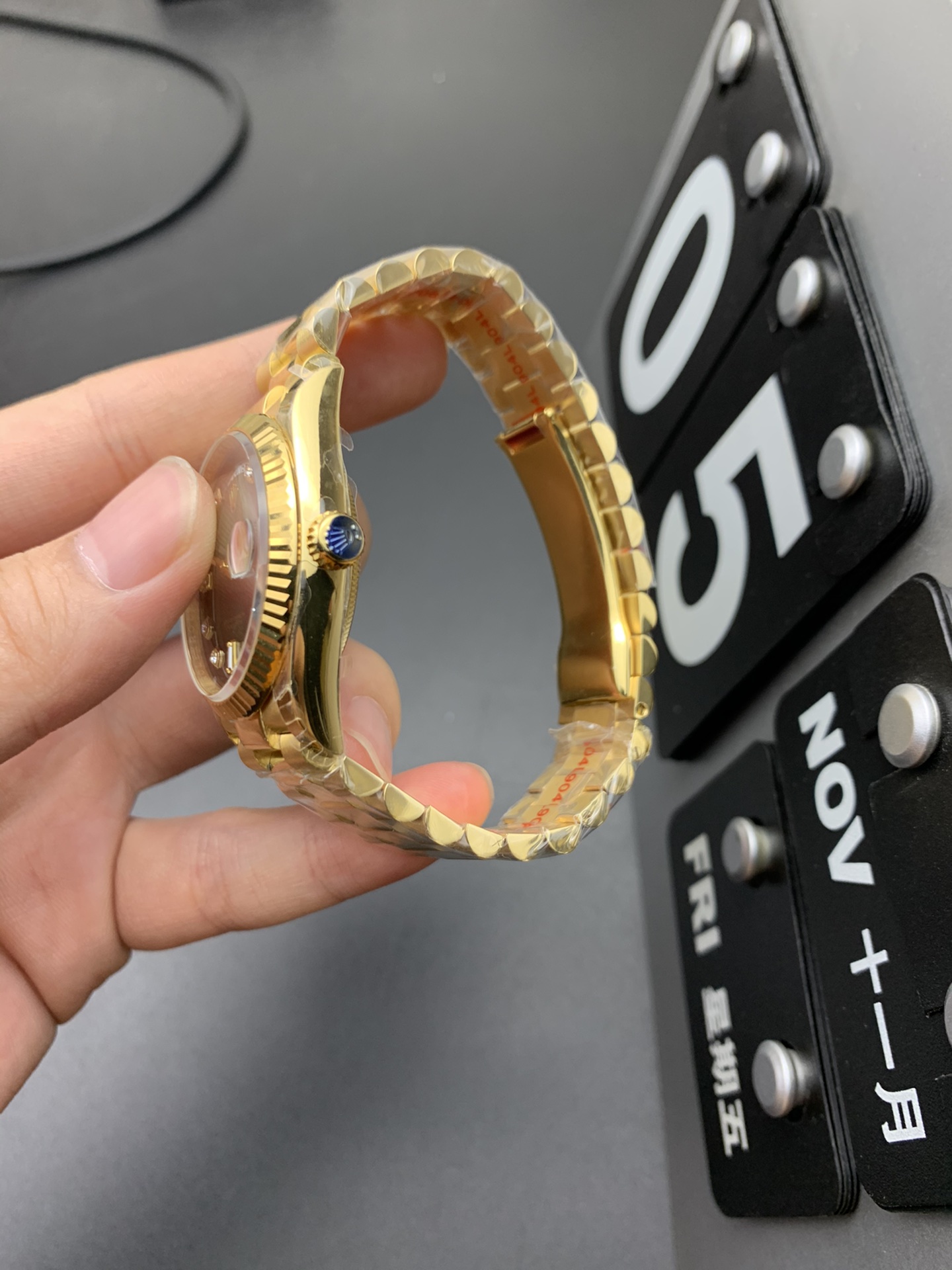 劳力士星期日历型渐变绿盘镶钻18K黄金腕表 劳力士星期日历型渐变绿盘镶钻18K黄金腕表