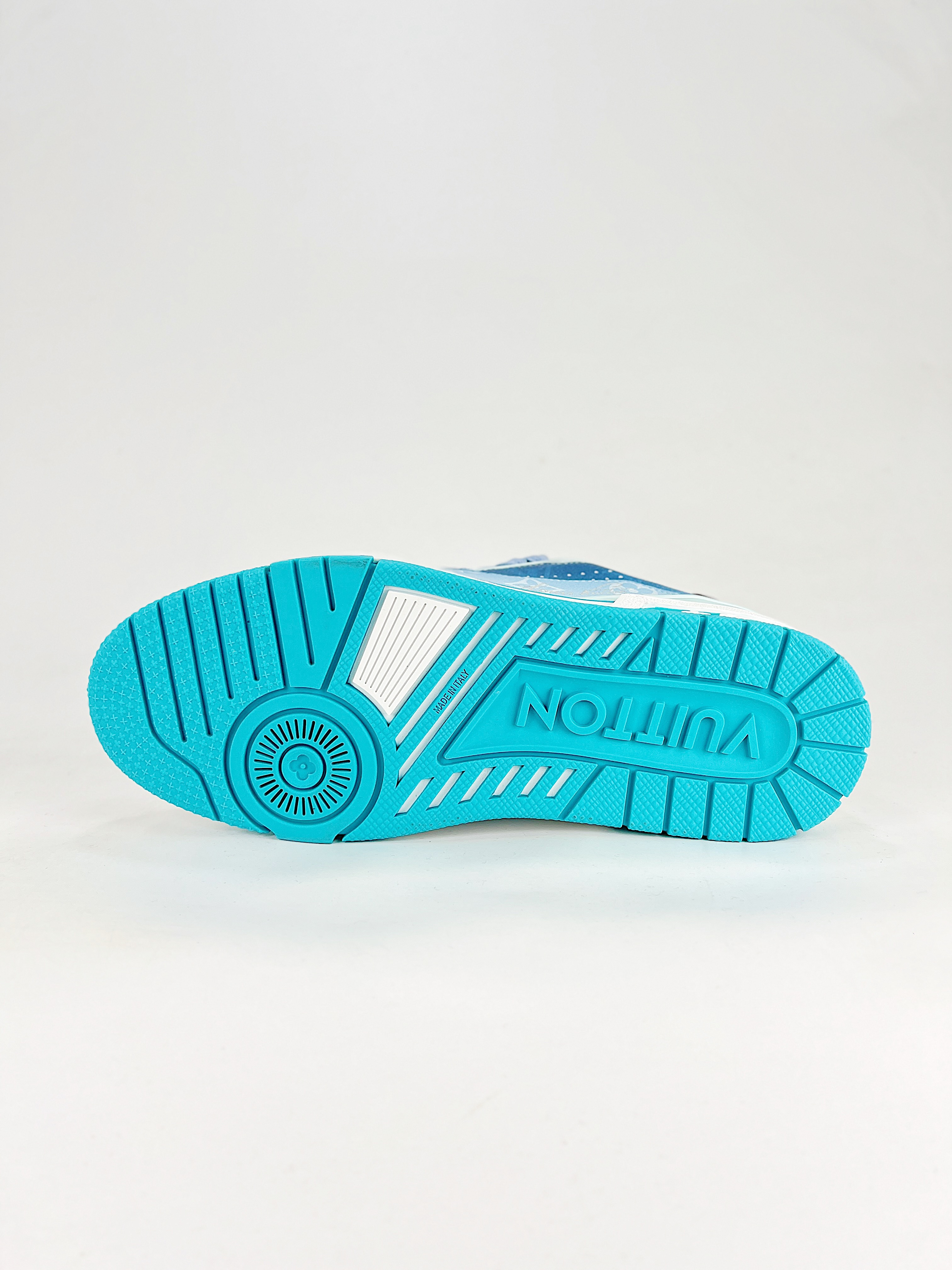 LV路易威登Trainer渐变蓝老花休闲板鞋 LV路易威登Trainer渐变蓝老花休闲板鞋