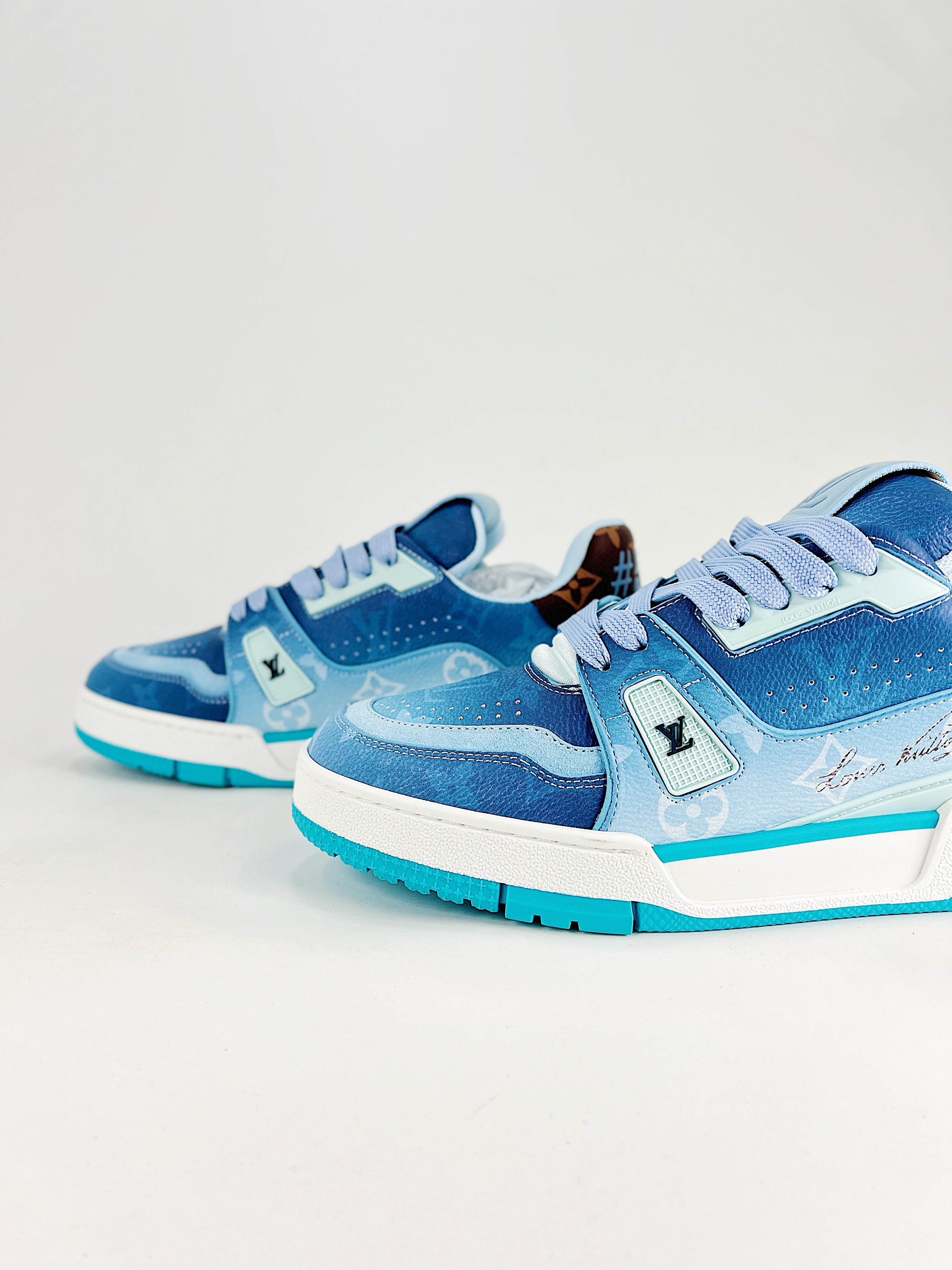 LV路易威登Trainer渐变蓝老花休闲板鞋 LV路易威登Trainer渐变蓝老花休闲板鞋