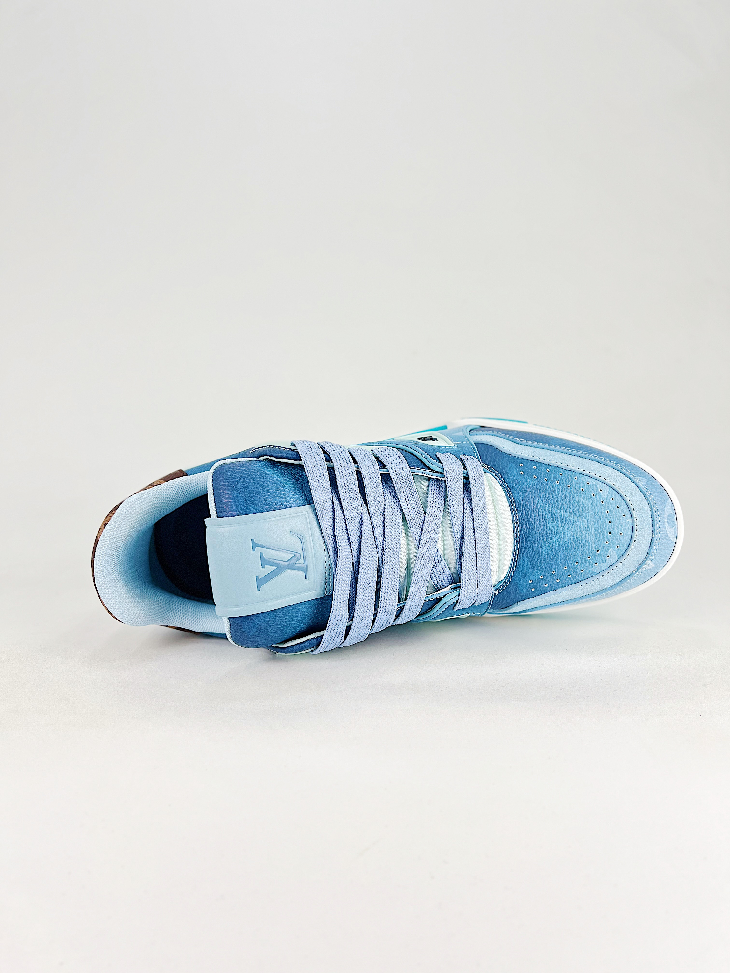 LV路易威登Trainer渐变蓝老花休闲板鞋 LV路易威登Trainer渐变蓝老花休闲板鞋