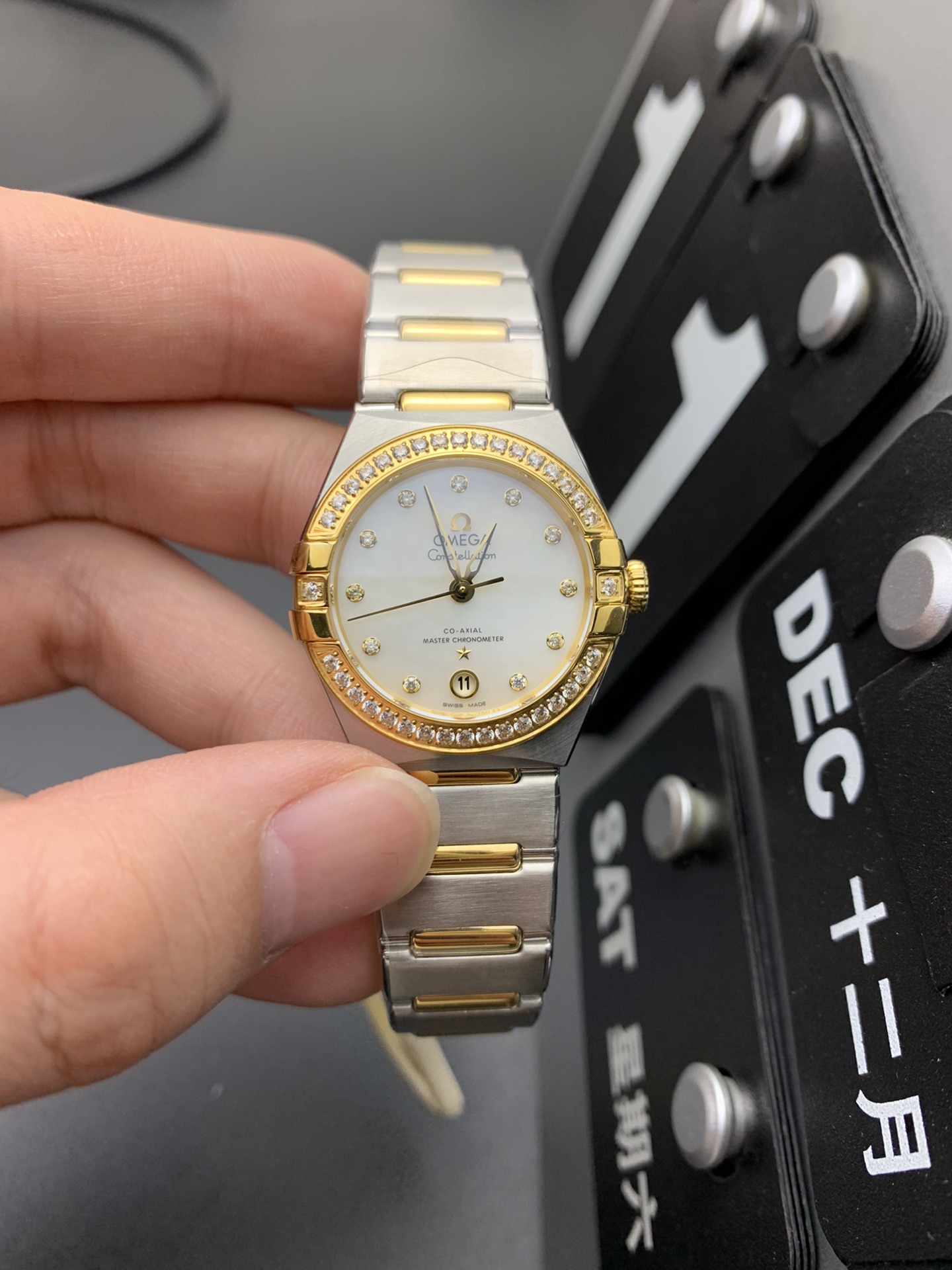 欧米茄星座系列镶钻间金贝母表盘女士机械腕表