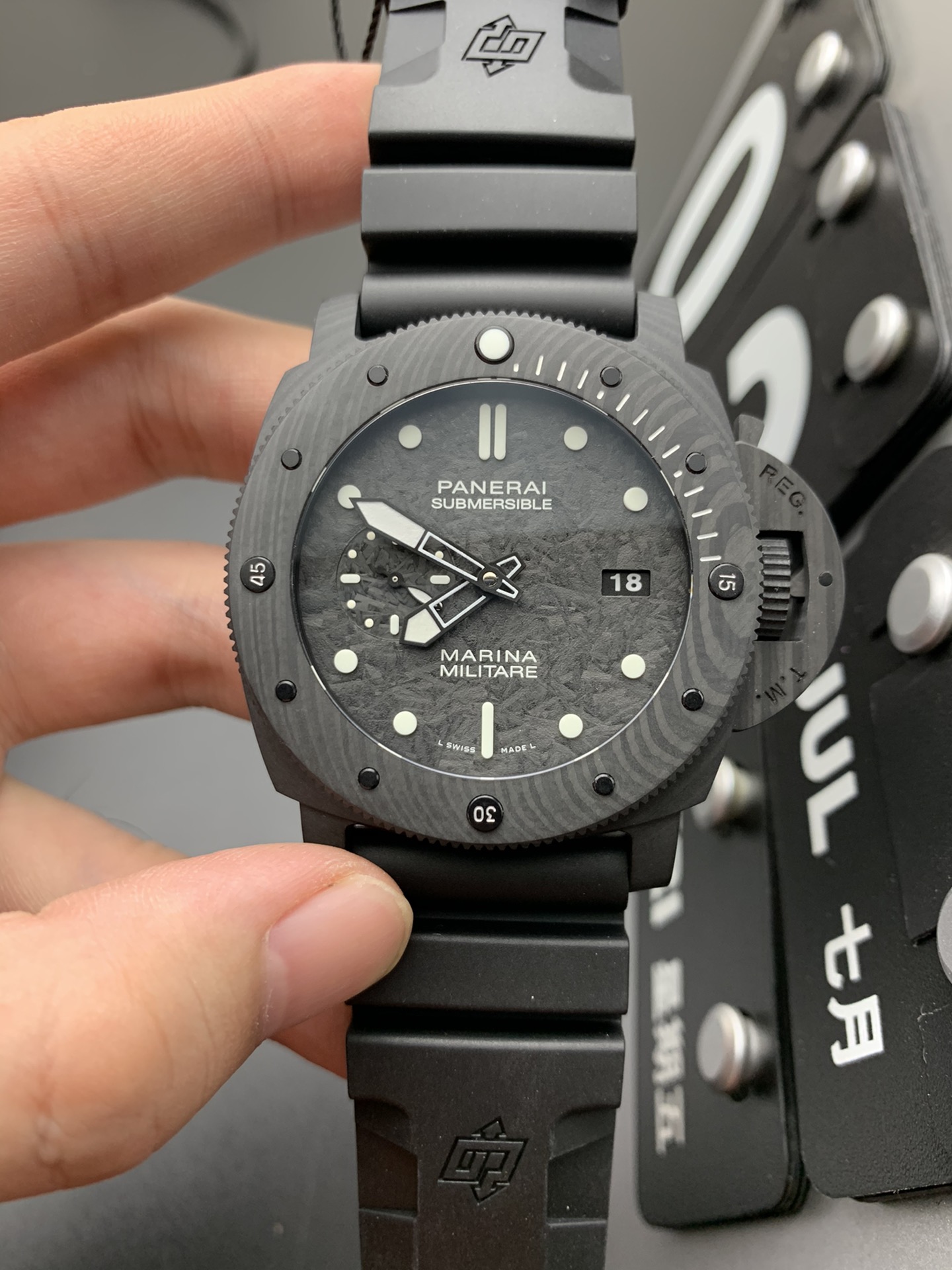 沛纳海SUBMERSIBLE MARINA MILITARE锻造碳纤维潜水腕表