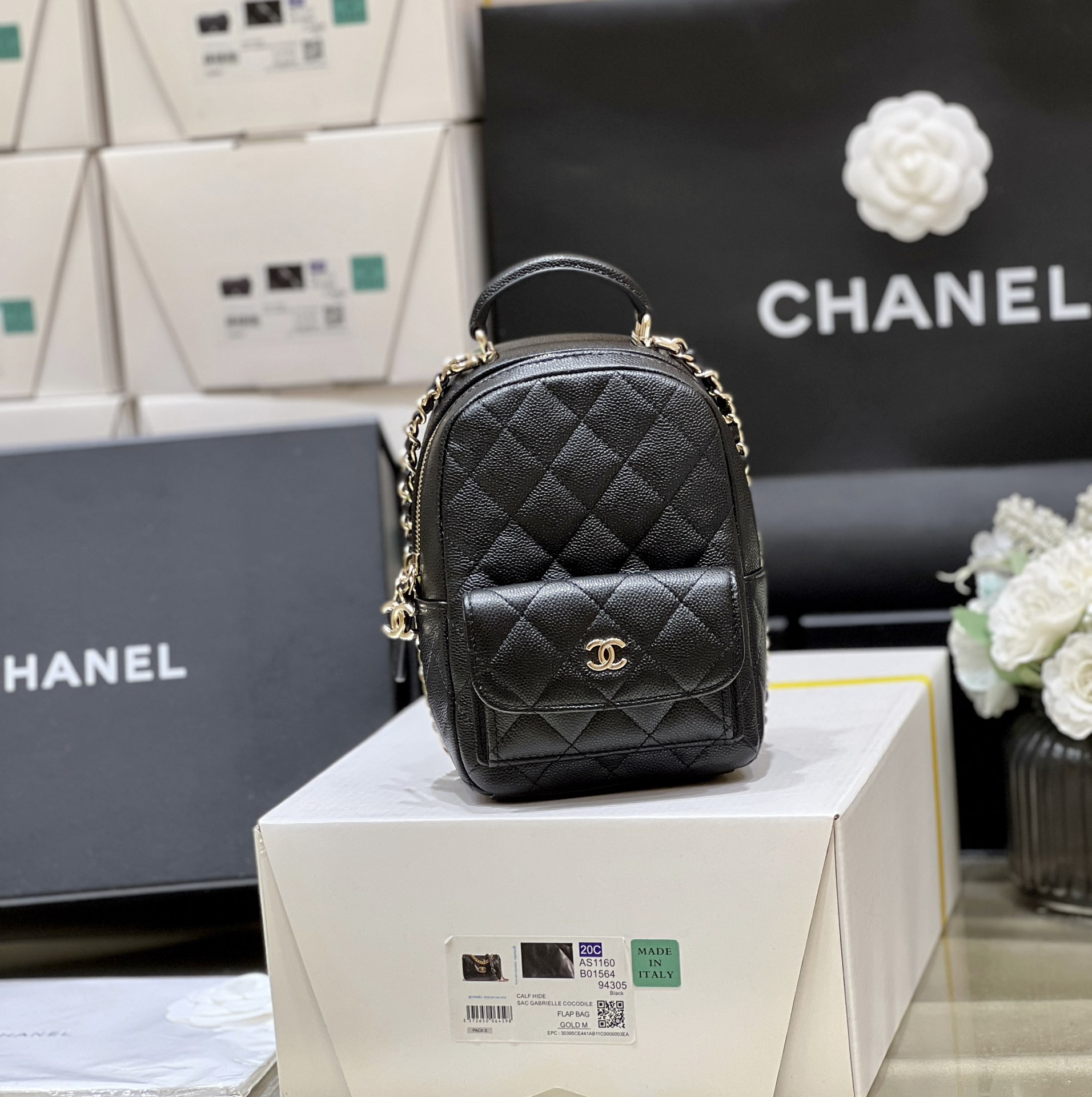 CHANEL经典菱格纹鱼子酱皮迷你双肩背包