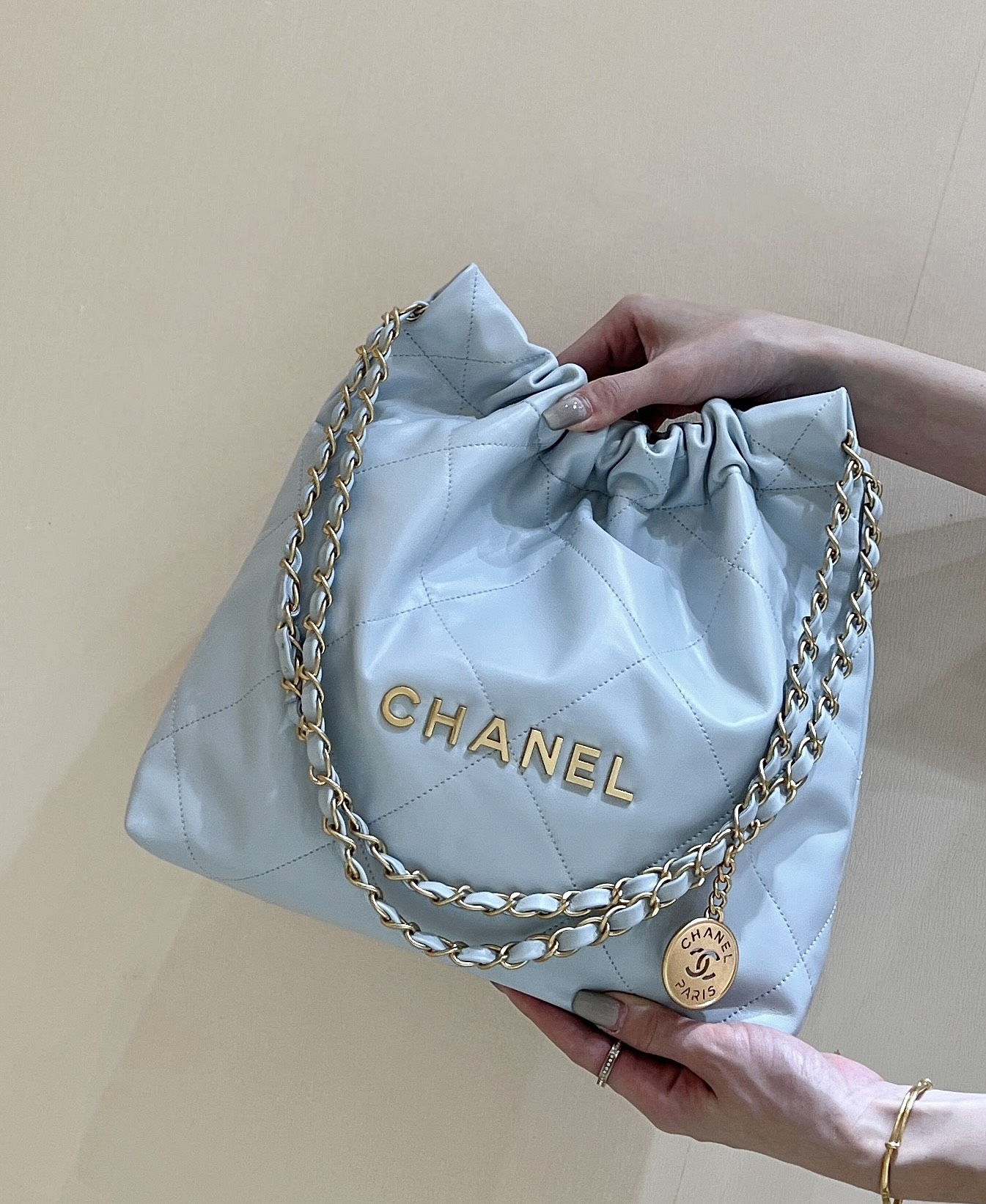 CHANEL 22 浅蓝菱格纹链条托特包