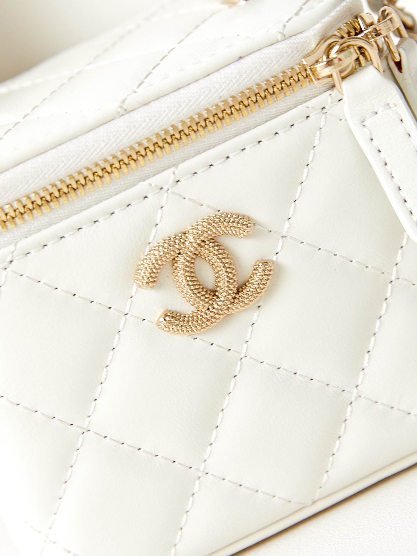 CHANEL 白色菱格纹金属双C迷你化妆斜挎包