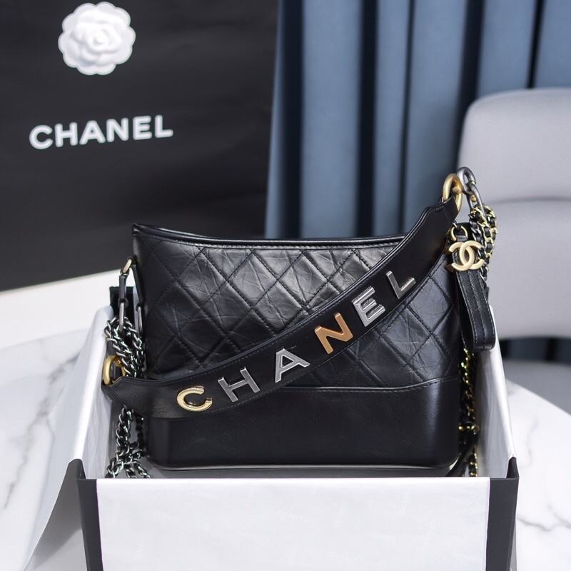 CHANEL字母肩带菱格纹流浪斜挎包