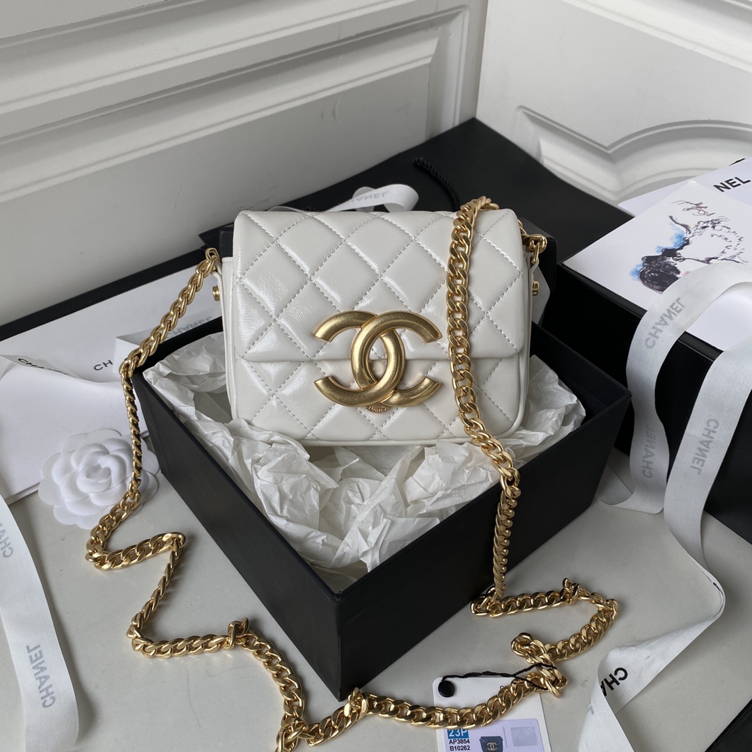 CHANEL 菱格纹金属双C奶白色链条口盖迷你包