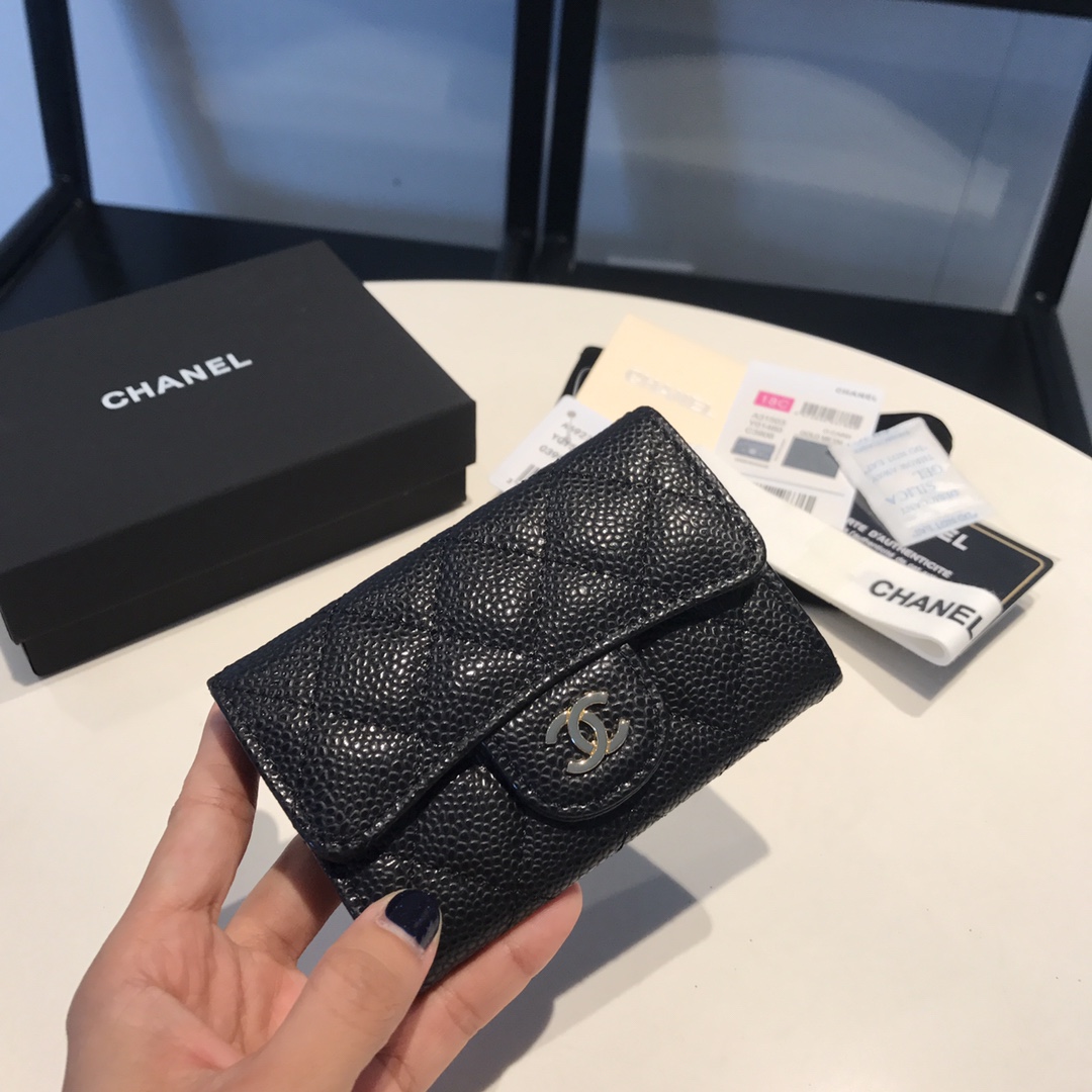 CHANEL经典菱格纹鱼子酱牛皮卡包