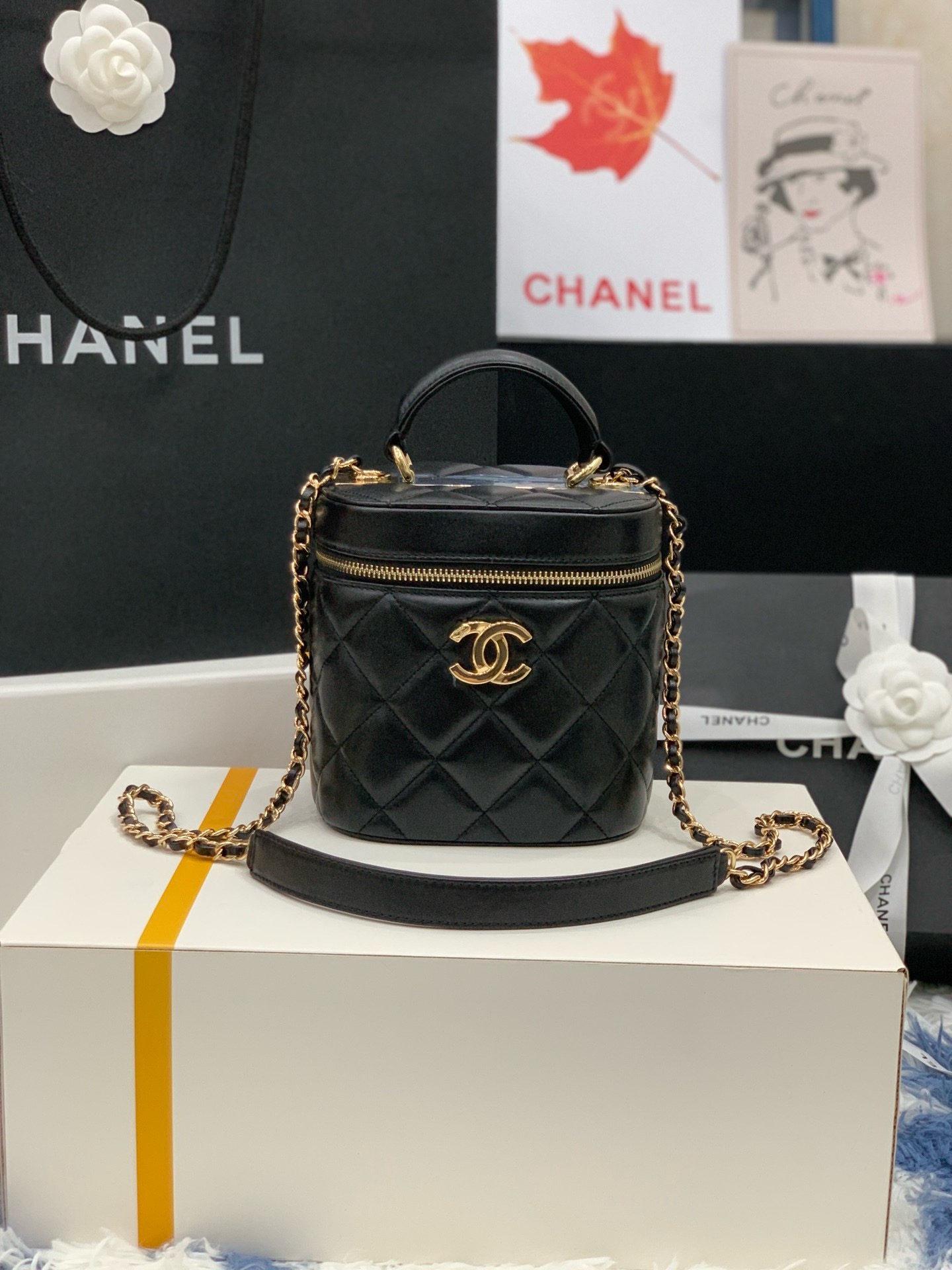 CHANEL经典菱格纹黑色羊皮链条手提盒子包