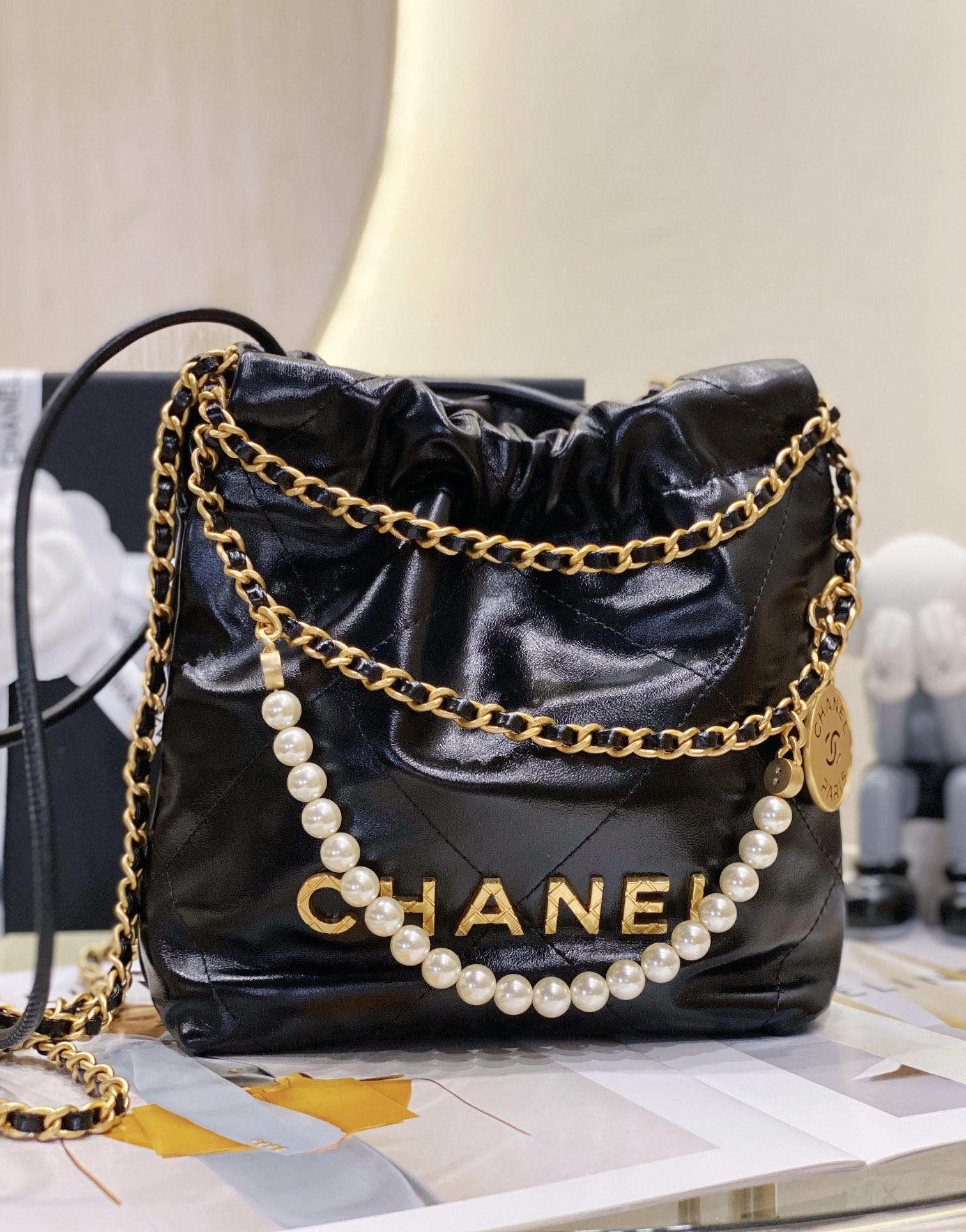 香奈儿CHANEL 22B珍珠装饰菱格纹油蜡皮水桶斜挎包