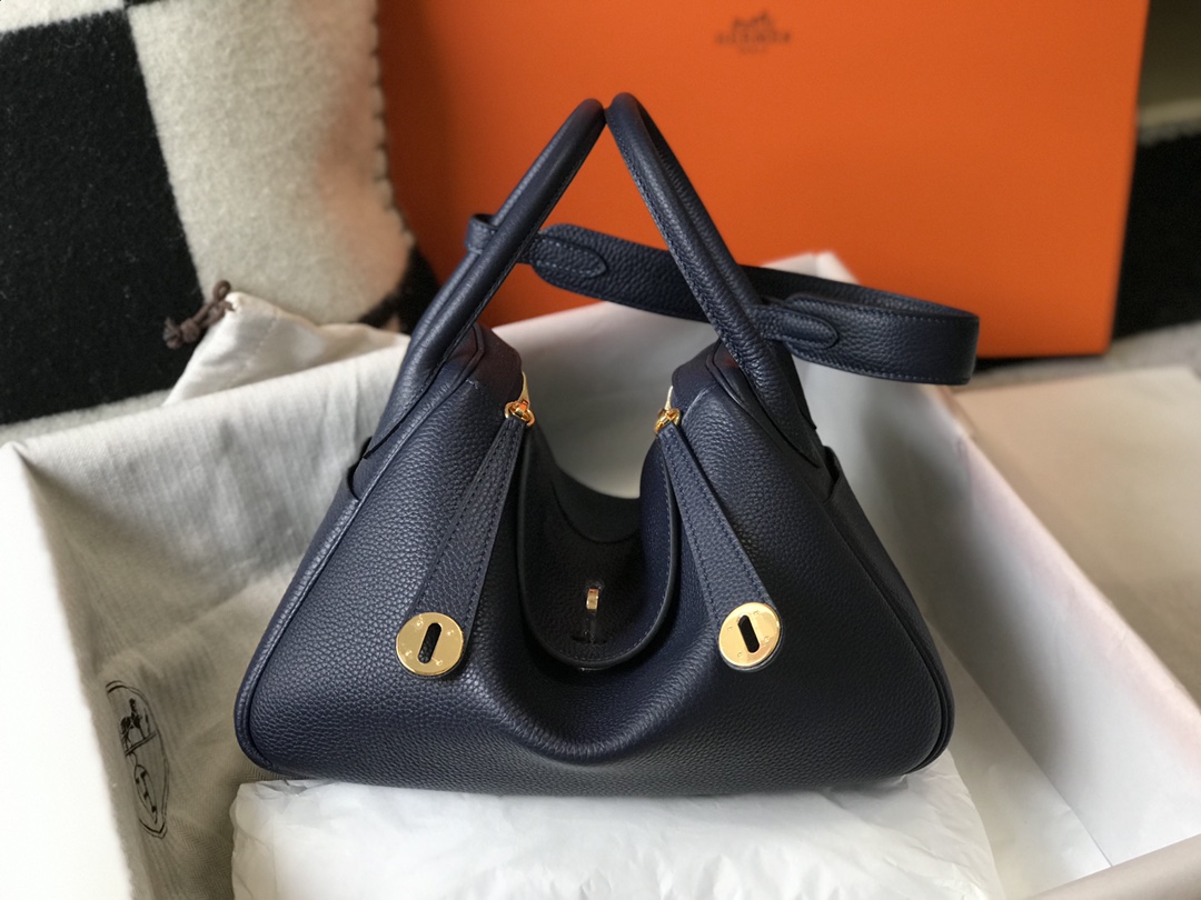 HERMÈS Lindy 午夜蓝荔枝纹牛皮手提斜挎包