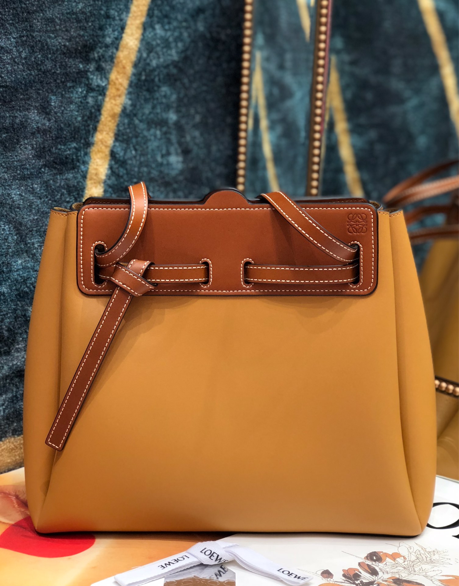 LOEWE 焦糖棕撞色抽绳托特通勤手提单肩包