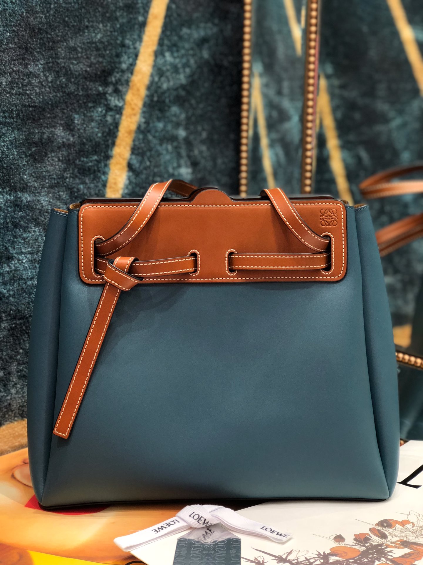 LOEWE撞色系带轻奢托特包